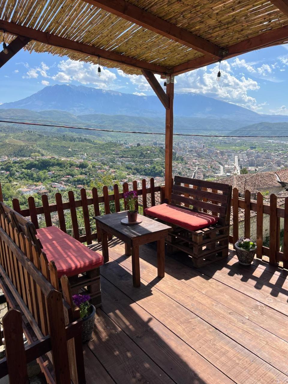 Guest House Maria - Berat Castle Екстер'єр фото