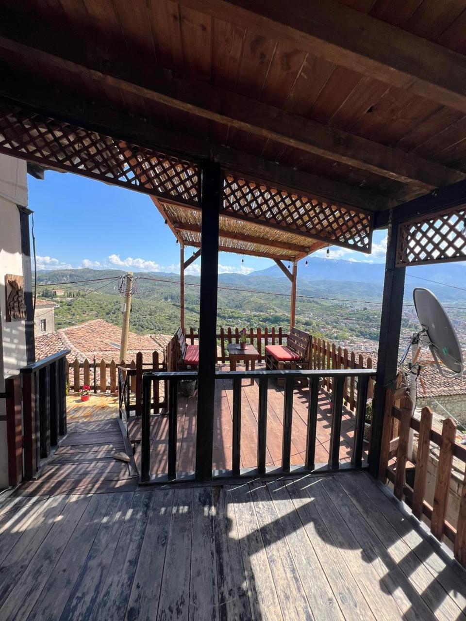 Guest House Maria - Berat Castle Екстер'єр фото