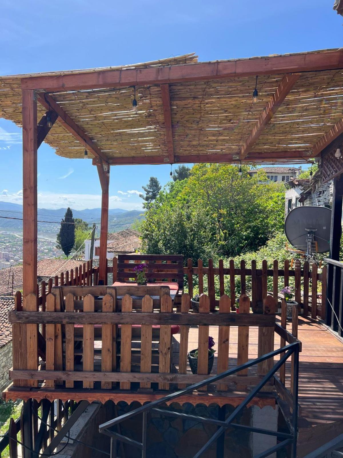 Guest House Maria - Berat Castle Екстер'єр фото